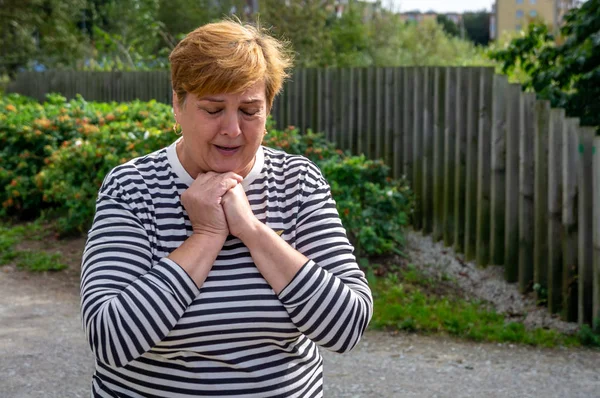 Mature woman in striped shirt walks in Park — Stock Photo, Image