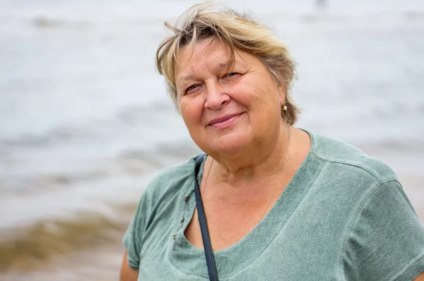 Reife mollige Frau am Strand des Meeres ausruhen — Stockfoto