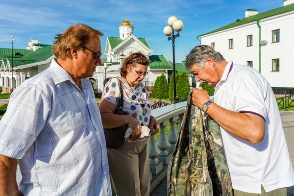 Äldre människor går på gatorna i staden. — Stockfoto