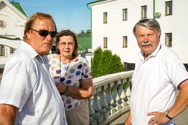 Ältere Menschen gehen durch die Straßen der Stadt. — Stockfoto