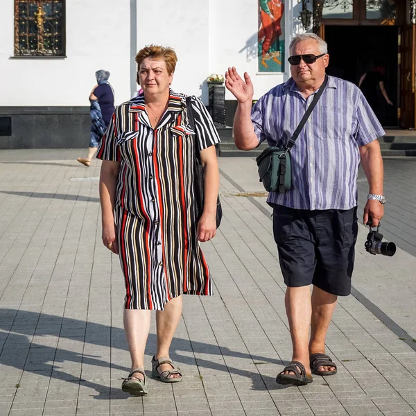 Les personnes âgées marchent dans les rues de la ville . — Photo
