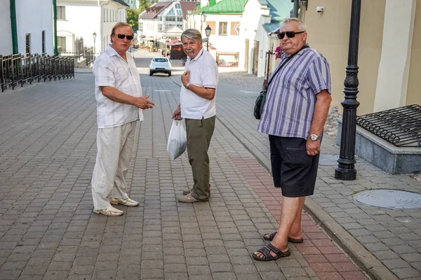 Gli anziani camminano per le strade della città . — Foto Stock