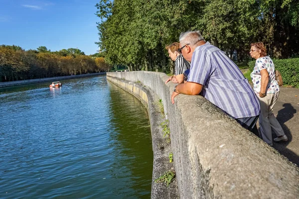 Äldre människor går på gatorna i staden. — Stockfoto