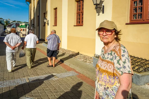 도시의 거리를 걷는 노인들. — 스톡 사진
