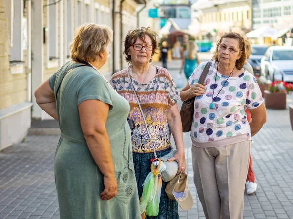 Äldre människor går på gatorna i staden. — Stockfoto