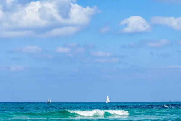 La costa mediterranea di Israele in una giornata di sole — Foto Stock