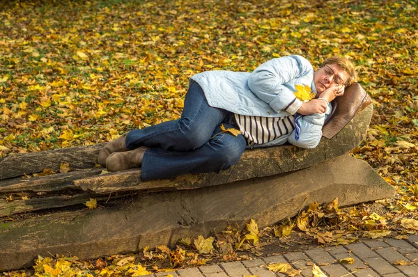 Gözlüklü ve mavi eşarplı mutlu olgun kadın şehirde dinleniyor. — Stok fotoğraf