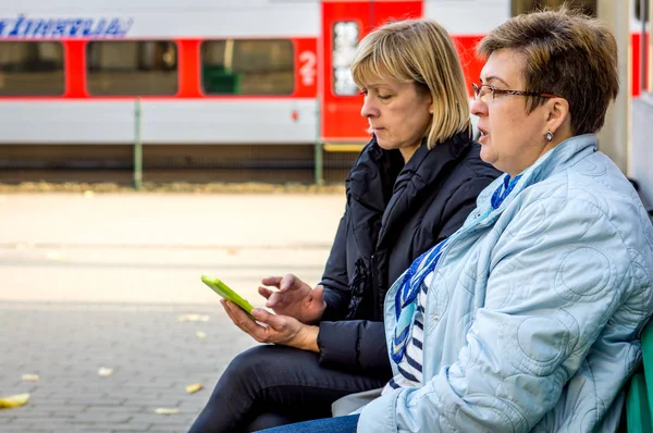 Две зрелые женщины ждут поезда. — стоковое фото