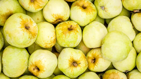 Manzanas verdes maduras se encuentran en el mostrador del mercado del pueblo — Foto de Stock