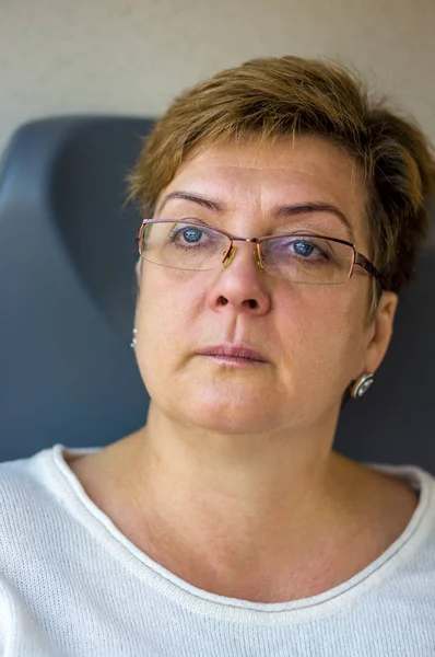 안경을 쓴 고지식 한 여자가 열차를 타고 있다 — 스톡 사진