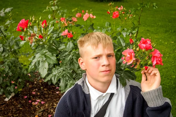 Il ragazzo cammina nel parco della città . — Foto Stock