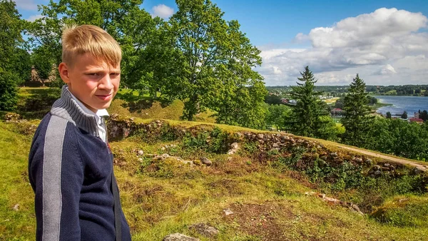 Killen går i stadsparken. — Stockfoto