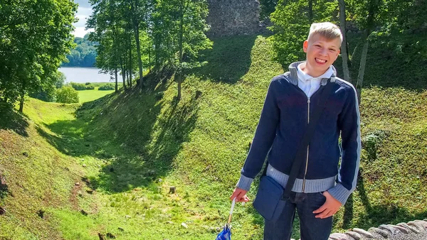 Il ragazzo cammina nel parco della città . — Foto Stock