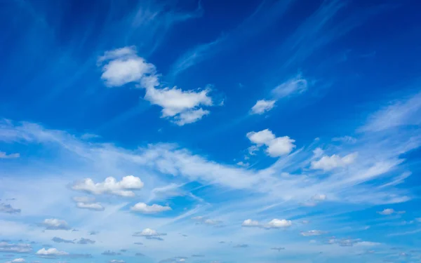 Piękne błękitne niebo z chmurami — Zdjęcie stockowe