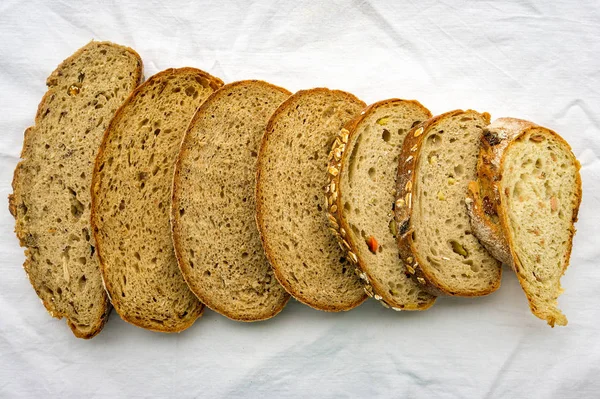 Tyskt bröd skivad med olika tillsatser. Ovanifrån — Stockfoto