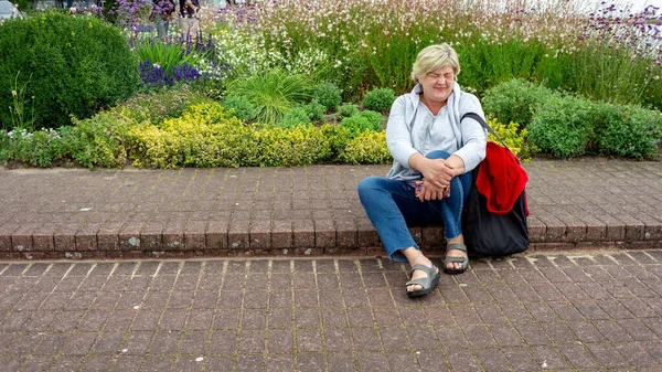 Alegre Madura Sonrió Con Los Ojos Cerrados Descansando Ciudad Parque — Foto de Stock