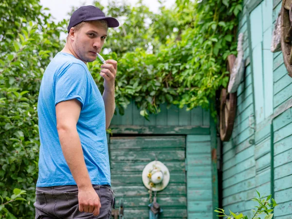 Jeune Homme Fume Une Cigarette Électronique Regarda Caméra — Photo