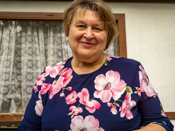 Cheerful Mature Woman Smiled Camera Resting City Park — Stock Photo, Image