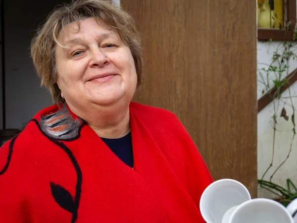 Vrolijke Volwassen Vrouw Glimlachte Naar Camera Rust Het Stadspark — Stockfoto