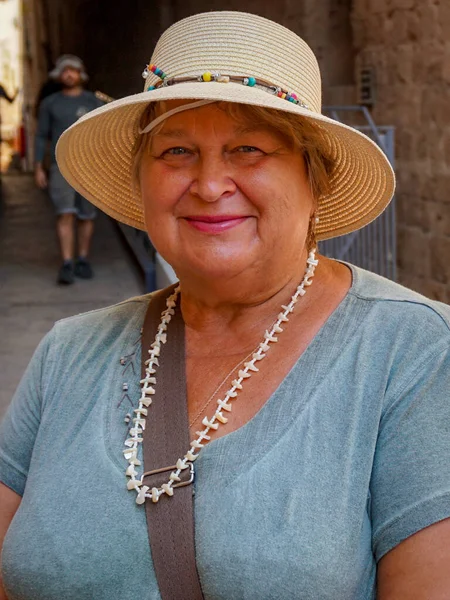 Een Volwassen Vrouw Loopt Door Straten Van Oude Stad — Stockfoto