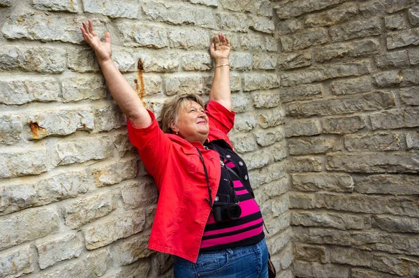 Reife Mollige Frau Roter Jacke Spaziert Durch Die Straßen Der — Stockfoto