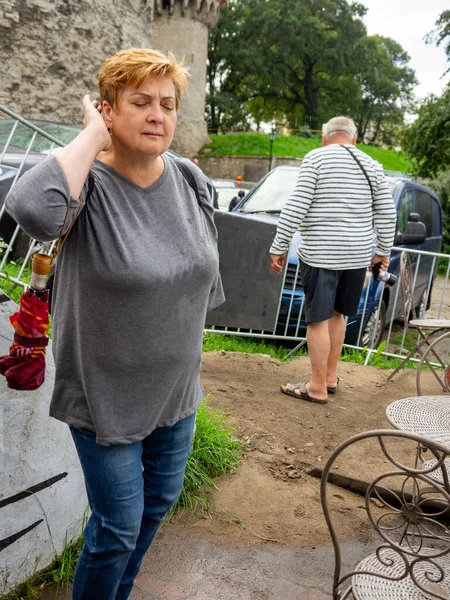 Mogen Fyllig Kvinna Går Genom Gatorna Den Gamla Staden Regnet — Stockfoto