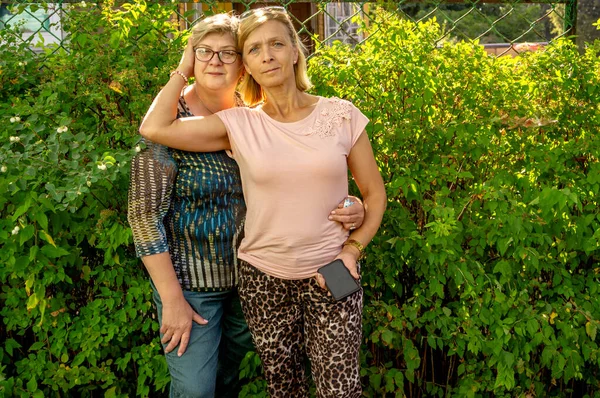 Deux Belles Femmes Mûres Détendent Dans Parc Ils Regardent Photographe — Photo