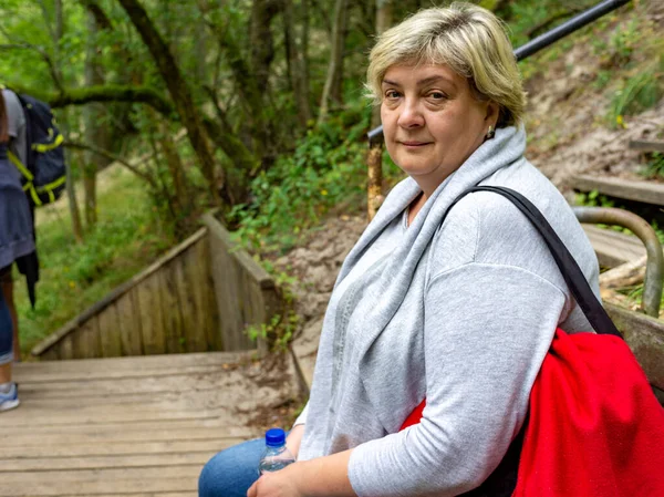 Femme Mûre Joyeuse Souri Caméra Repos Assis Sur Banc Parc — Photo