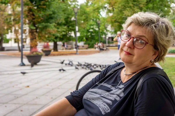 Una Mujer Madura Alegre Con Gafas Vestido Azul Sonrió Cámara — Foto de Stock