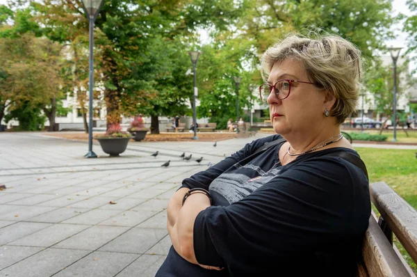 Mulher Triste Madura Com Óculos Descansando Parque Cidade Olhando Para — Fotografia de Stock