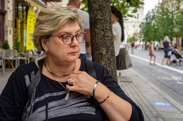 Una Mujer Madura Triste Vestido Negro Gafas Mira Distancia Descansando — Foto de Stock