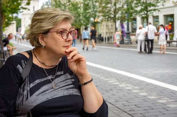 Une Femme Mûre Joyeuse Avec Des Lunettes Souri Aux Vacanciers — Photo