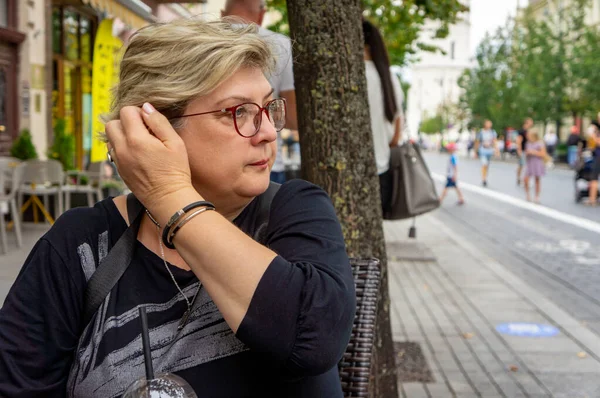 Une Femme Triste Mature Lunettes Promène Dans Les Rues Vieille — Photo