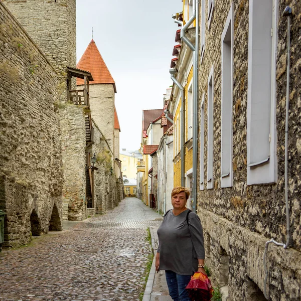 Starší Smutná Žena Kráčí Ulicemi Starého Města — Stock fotografie