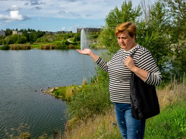 Middle Aged Woman Walks Shore Lake City Park — Stock Photo, Image