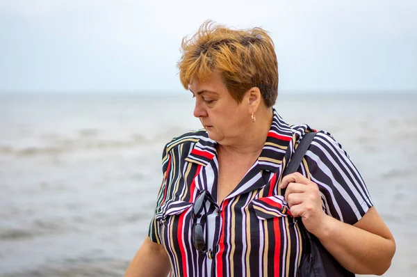 Une Femme Mûre Repose Sur Plage Regardant Vers Côté — Photo