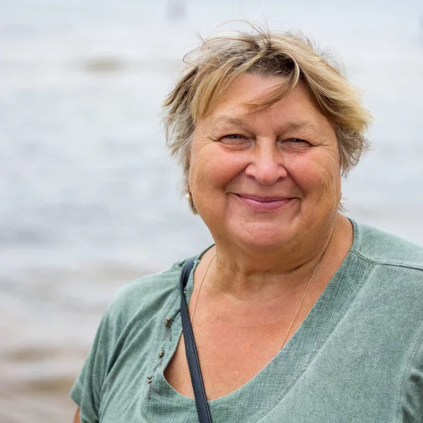 Mogen Fyllig Kvinna Vilar Stranden Östersjön — Stockfoto