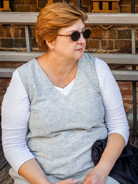 Dojrzała Kobieta Okularach Przeciwsłonecznych Spaceruje Ulicami Starego Miasta — Zdjęcie stockowe