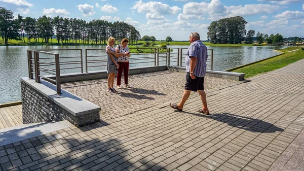 Grupo Turistas Maduros Relajan Ciudad Parque Junto Lago — Foto de Stock