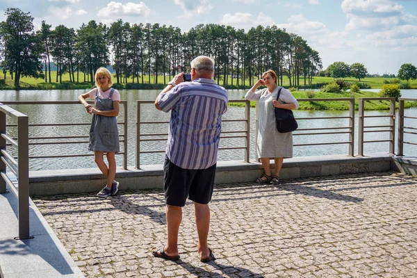 Grupp Mogna Turister Koppla Stadsparken Vid Sjön — Stockfoto
