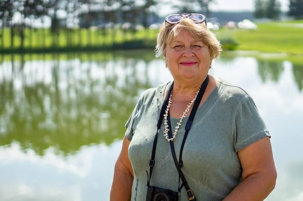 Une Femme Âge Moyen Marche Long Rive Lac Dans Parc — Photo