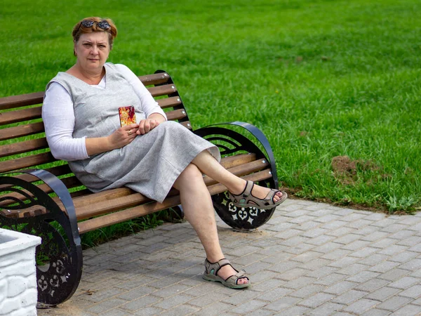Egy Kövér Középkorú Pihen Tónál Egy Városi Parkban — Stock Fotó