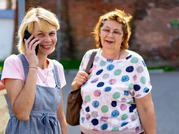 Twee Mooie Volwassen Vrouwen Ontspannen Een Stadspark Kijken Glimlachend Naar — Stockfoto