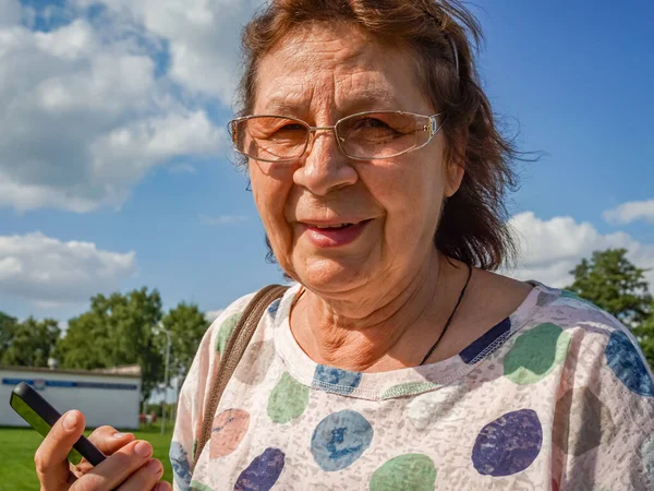 Een Vrolijke Volwassen Vrouw Glimlachte Naar Fotograaf Rust Het Stadspark — Stockfoto