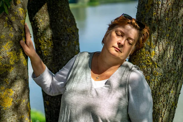 Een Mollige Vrouw Van Middelbare Leeftijd Ontspant Zich Bij Het — Stockfoto