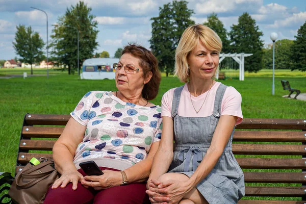 Deux Belles Femmes Mûres Détendent Dans Parc Ville — Photo