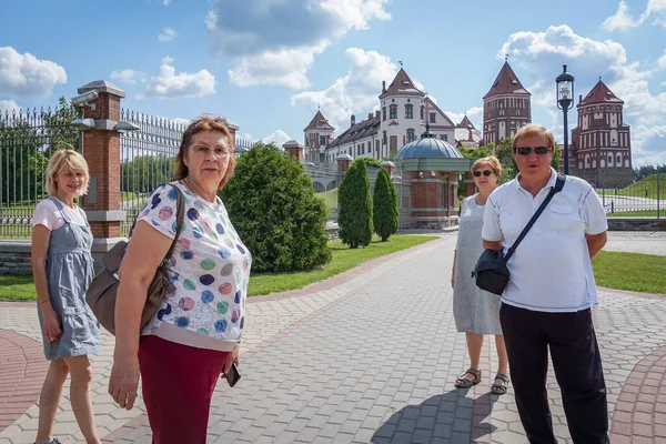 Idősebb Turisták Egy Csoportja Sétál Egy Városi Parkban — Stock Fotó