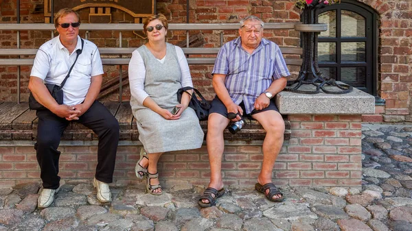 Grupp Mogna Turister Genom Gatorna Den Gamla Staden — Stockfoto