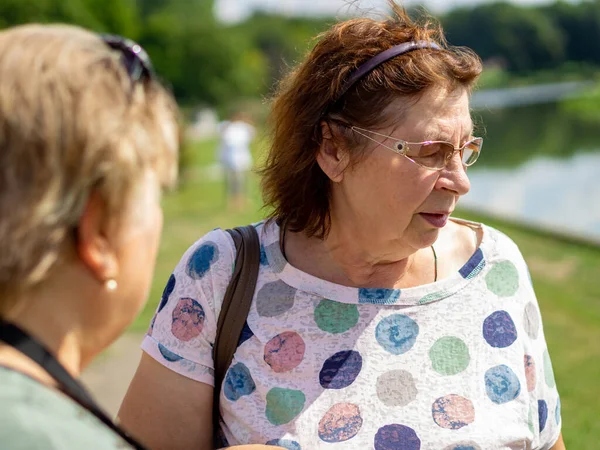 Una Donna Grassoccia Mezza Età Rilassa Vicino Lago Parco Cittadino — Foto Stock