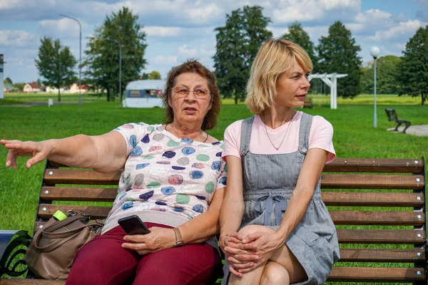 Två Trevliga Mogna Kvinnor Koppla Stadspark — Stockfoto